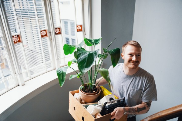 Student med flytteeske i trappeoppgang