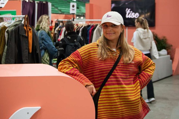 Nora Adra foran en rekke klær som selges gjennom Tise