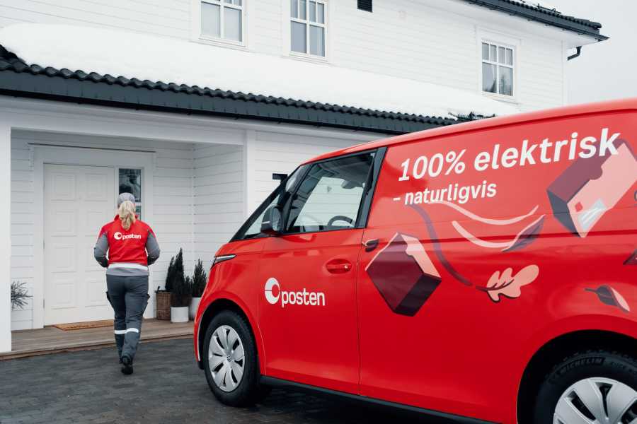 Bud leverer pakke hjem og rød postbil med teksten 100 % elektrisk naturligvis står utenfor huset.