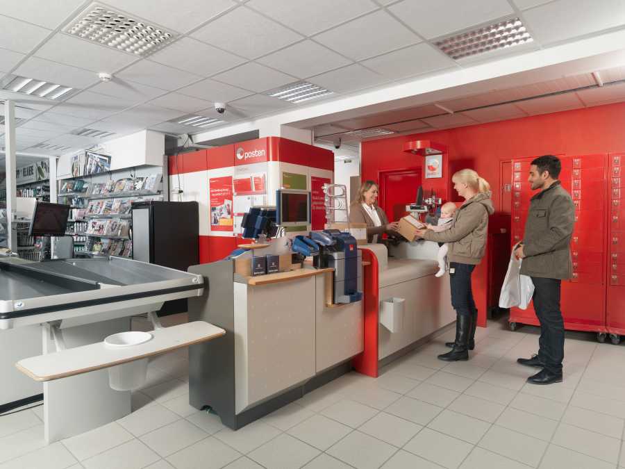 Customers receiving a parcel at Posten
