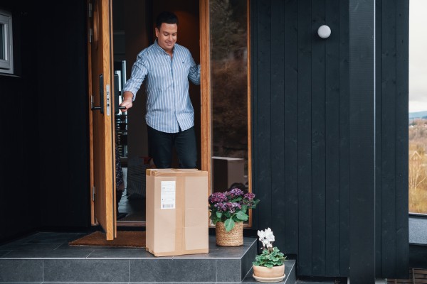 Mann har fått pakke på døren