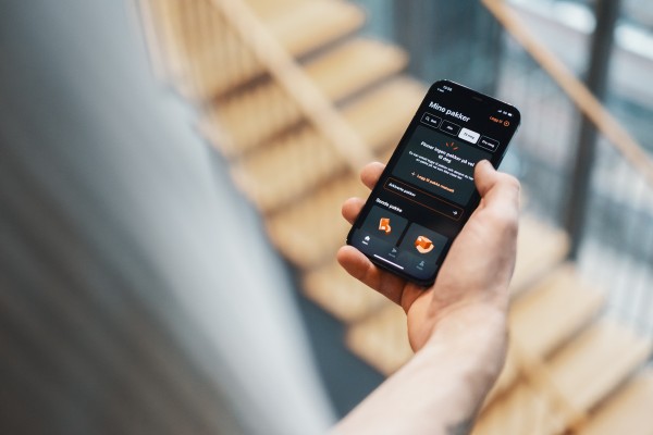 Person navigerer i Posten-appen