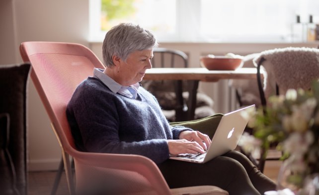 Kvinne med en laptop på fanget