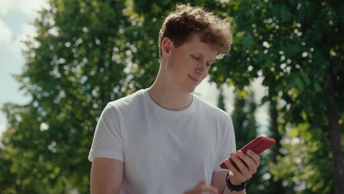Ung mann med mobil
