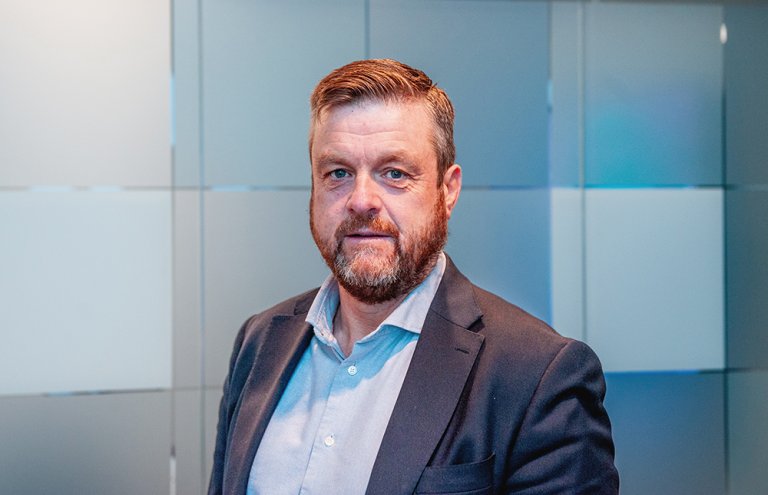 Mann med skjegg og dress