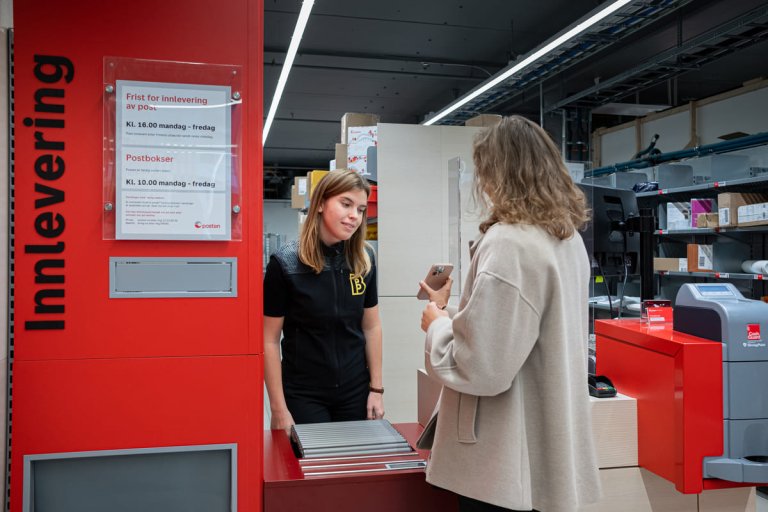 Kunde henter post i butikk