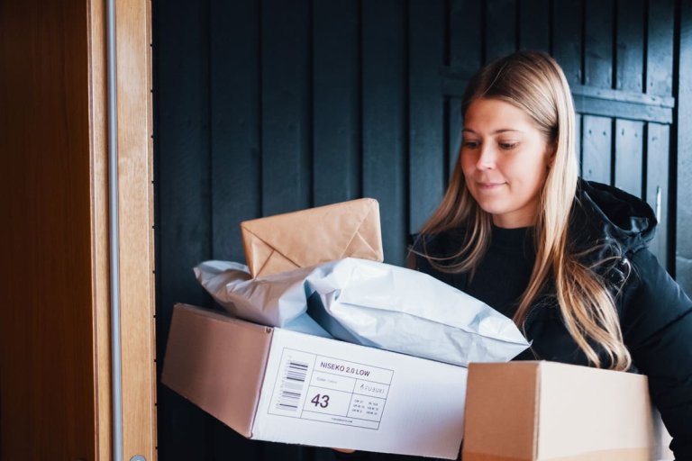 Kvinne med mange pakker i hendene