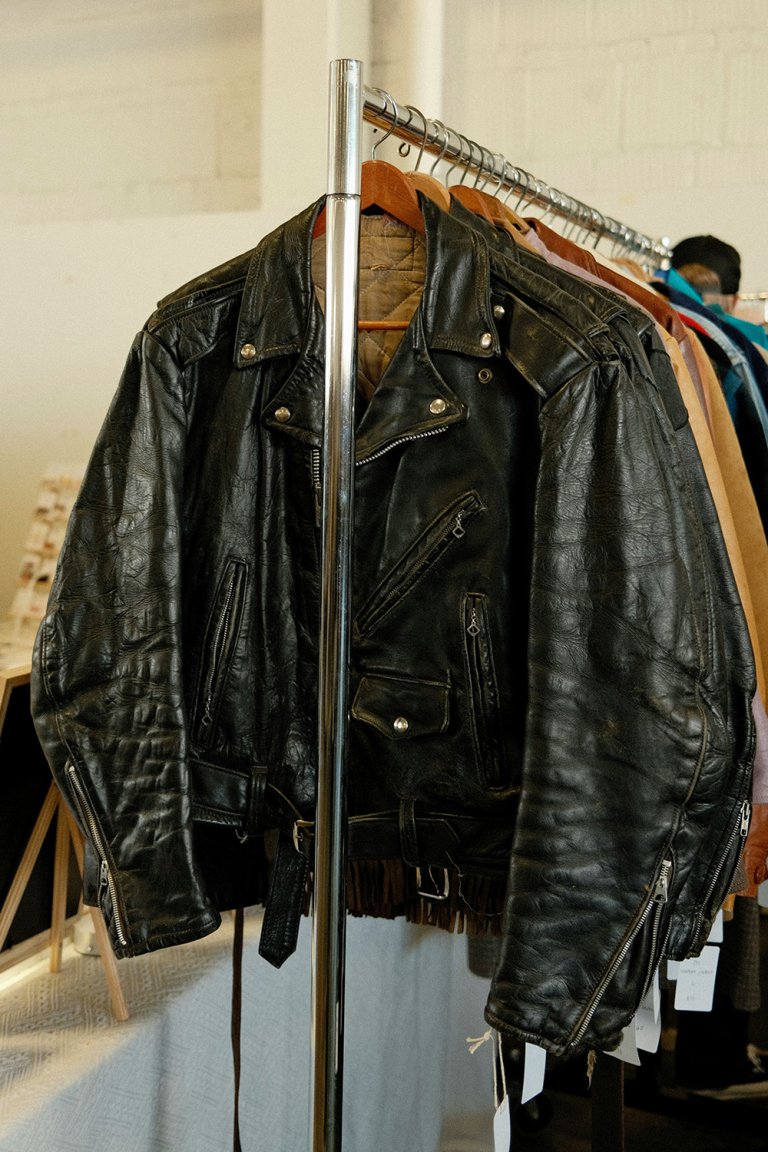 Klesstativ med vintage skinnjakker