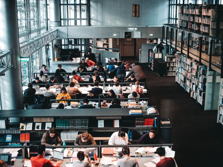 Studenter i lesesal