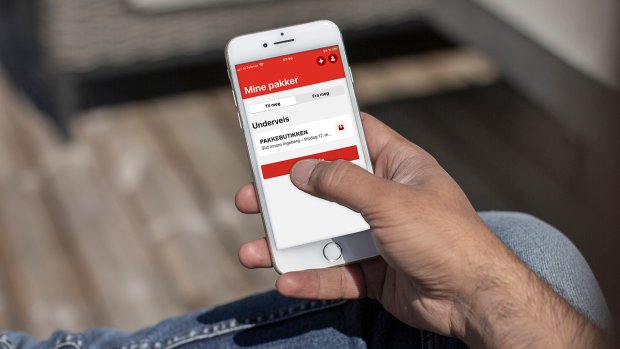 Hånd med Posten-appen på mobil